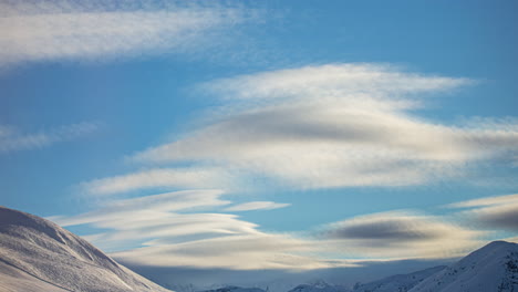 Zeitraffer-Am-Blauen-Himmel,-Weiße-Wolken-Mit-Kumuluswolken-Wolkenlandschaft