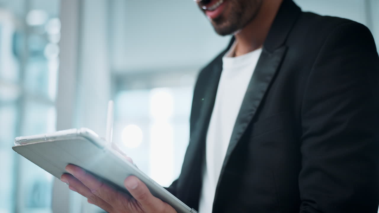 hombre de negocios usando una tableta digital