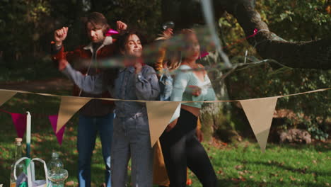 amigos divirtiéndose en una fiesta