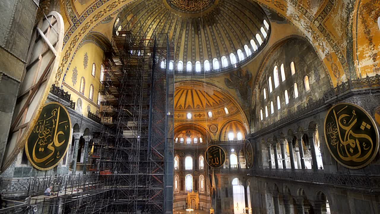 el interior de la antigua basílica de hagia sophia, durante casi 500 años la mezquita principal de estambul, aya sofia, sirvió de modelo para muchas otras mezquitas otomanas.