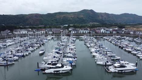 Vista-Aérea-De-Yates-De-Vacaciones-De-Lujo-Y-Veleros-Amarrados-En-El-Pintoresco-Puerto-Deportivo-De-Conwy-Town