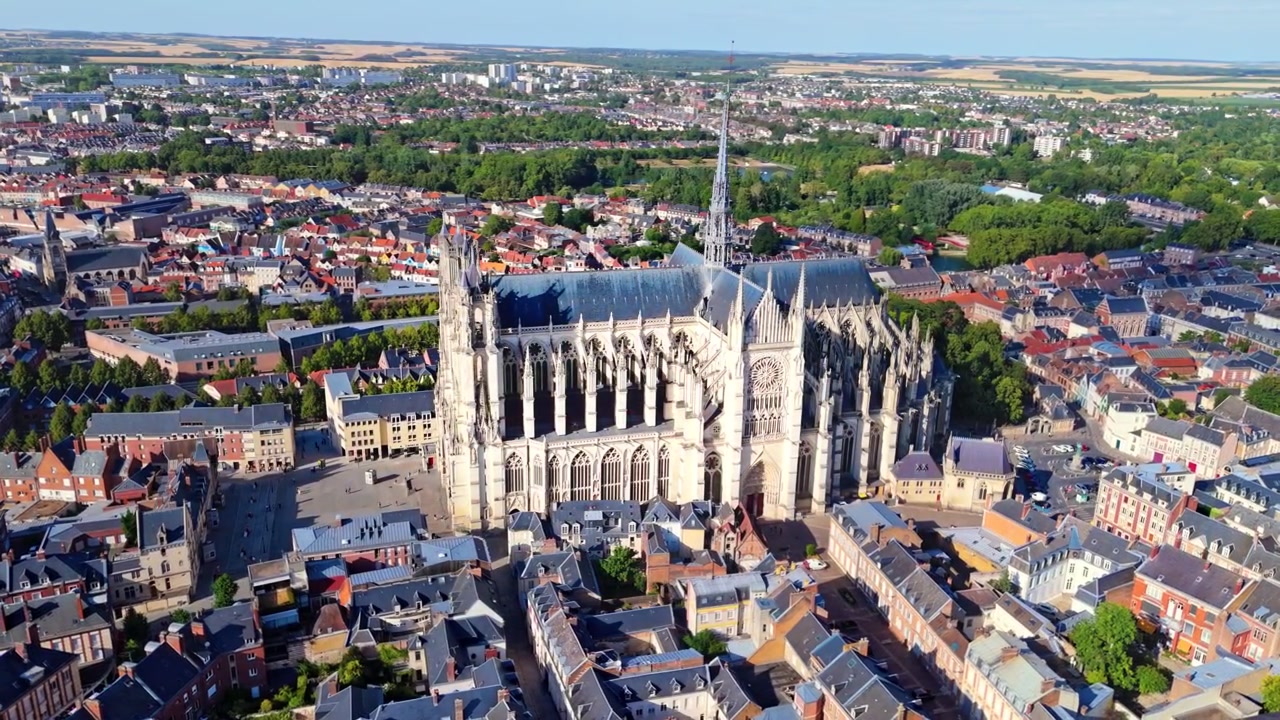 La Cattedrale di Amiens è un sito Patrimonio dell'Umanità UNESCO del XIII secolo in stile Gotico Classico in Francia, rinomata per il suo massiccio volume interno, l'imponente guglia e gli intricati archi rampanti che dominano la città