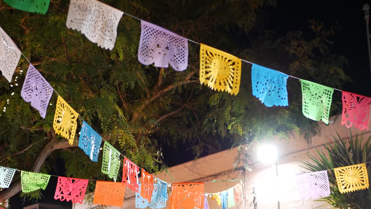 papel picado guirlanda, banderas perforadas de tejido de papel. fiesta mexicana o fiesta.