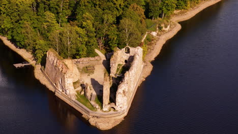vista aérea hacia atrás de las ruinas del castillo de koknese. letonia. luz del día