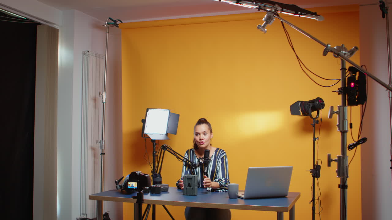 creador de contenido grabando un episodio sobre baterías de montaje v