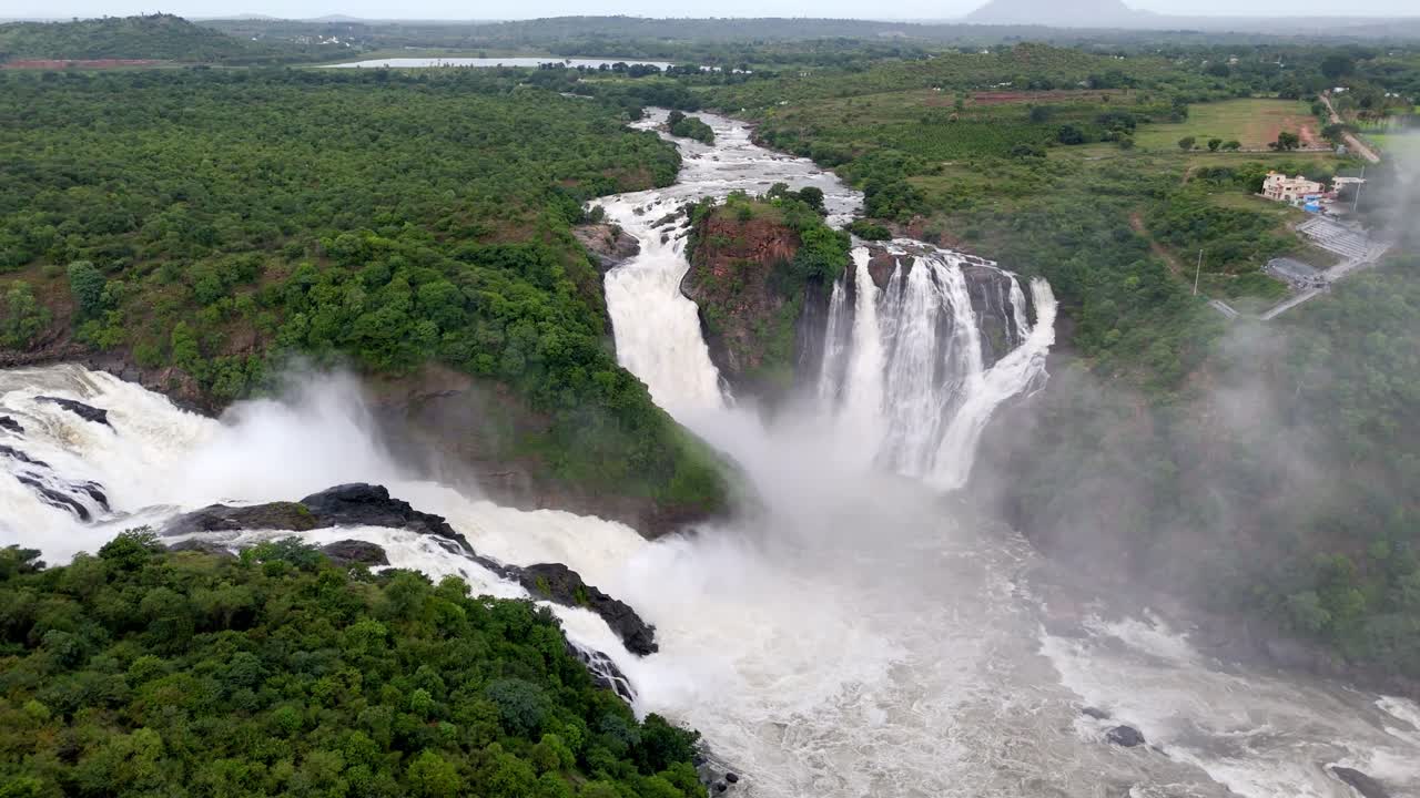 Water falls in river Kaveri Shivanasamudra Falls is a cluster of waterfalls on the borders of Malavalli, Mandya and Kollegala, Chamarajanagara, in Karnataka, India,