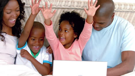 Familia-Feliz-Comprando-En-Línea-Con-Una-Computadora-Portátil