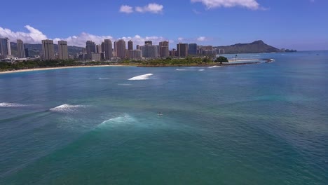 vista aérea de un barco de remo solitario navegando a lo largo de la costa sur de oahu