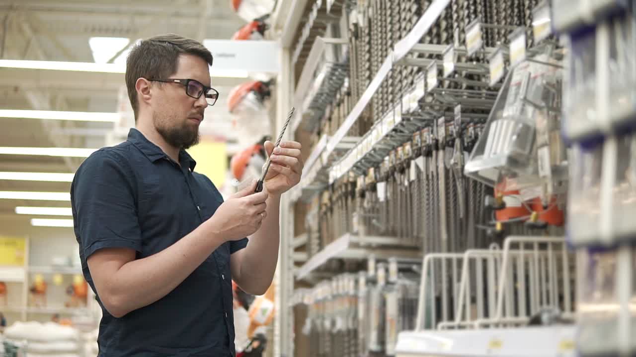 hombre eligiendo la broca en una ferretería