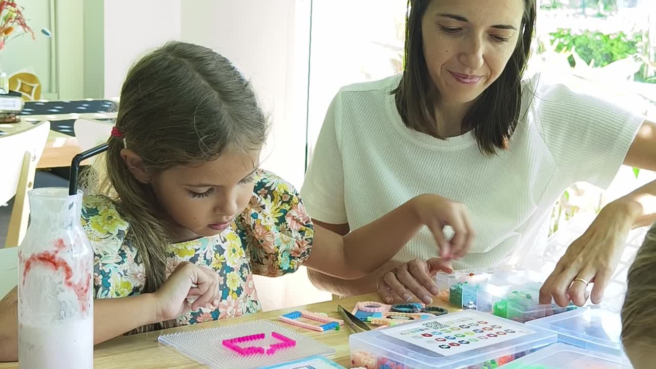 madre e hija haciendo cuentas juntas