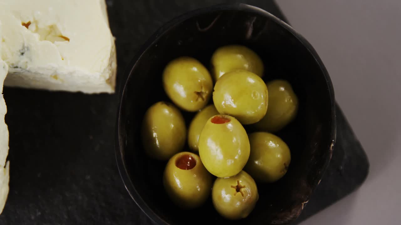 크립시 비스 ⁇ , 치즈, 녹색 올리브 한 그 ⁇