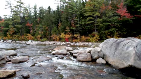 Río-Con-Gran-Roca-En-La-Autopista-Kancamagus-De-New-Hampshire