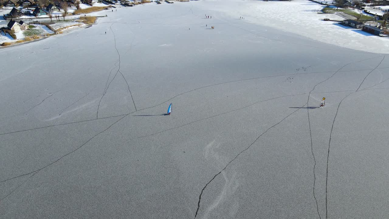 네덜란드의 얼어붙은 호수에서 윈드서핑