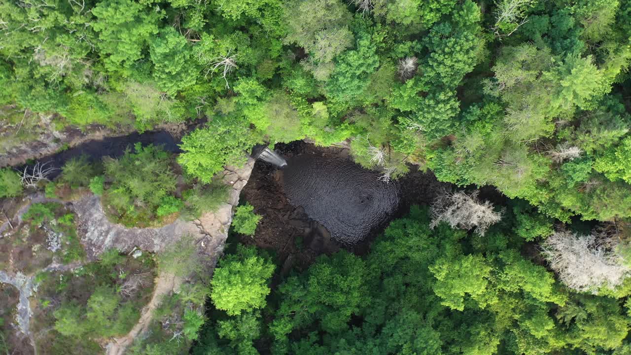 vista aérea de las cataratas de ozono cerca del huerto de cangrejos, tennessee, ee.uu.