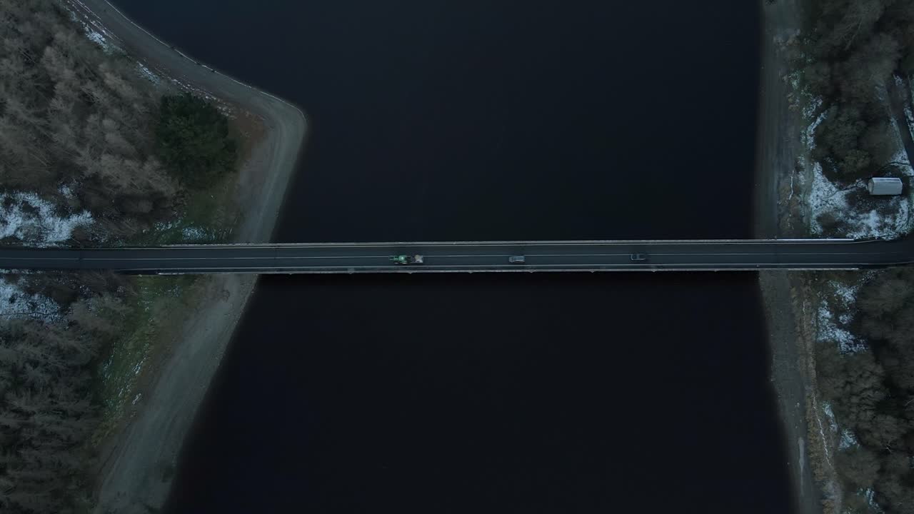 아일랜드 위클로 카운티의 블링턴 호수를 가로지르는 발티보이즈 다리에서 운전하는 육상 차량