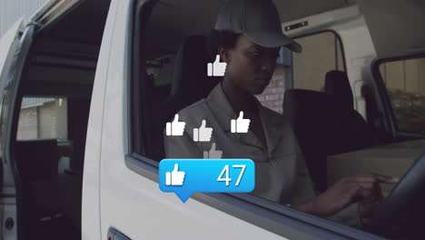 animación de la etiqueta de notificación, iconos de pulgares hacia arriba, mujer afroamericana usando teléfono celular en el vehículo