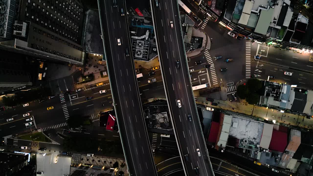 autopista elevada y múltiples carreteras de cruce ocupadas en el distrito de xindian por la noche taiwán taipei vista aérea a vista de pájaro, ciudad densa y concurrida