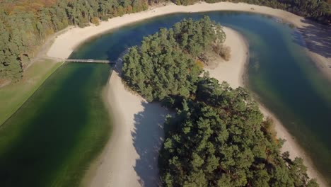 Vista-Aérea-De-Drones-Del-Hermoso-Lago-Recreativo-De-Henschotermeer-En-Los-Países-Bajos,-Europa