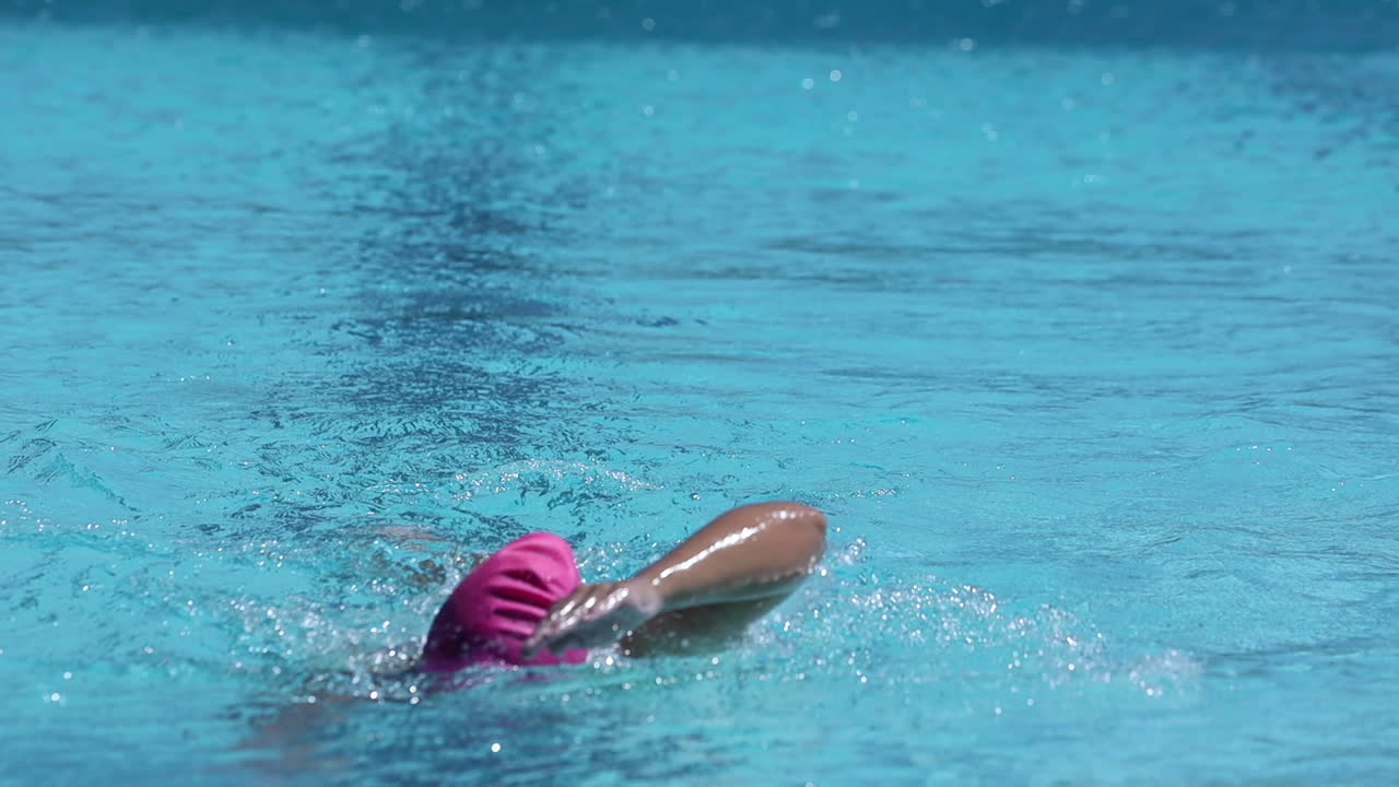 kuva naispuolisesta uimareista uimassa uima-altaassa triatlon-koulutusohjelmansa osana.