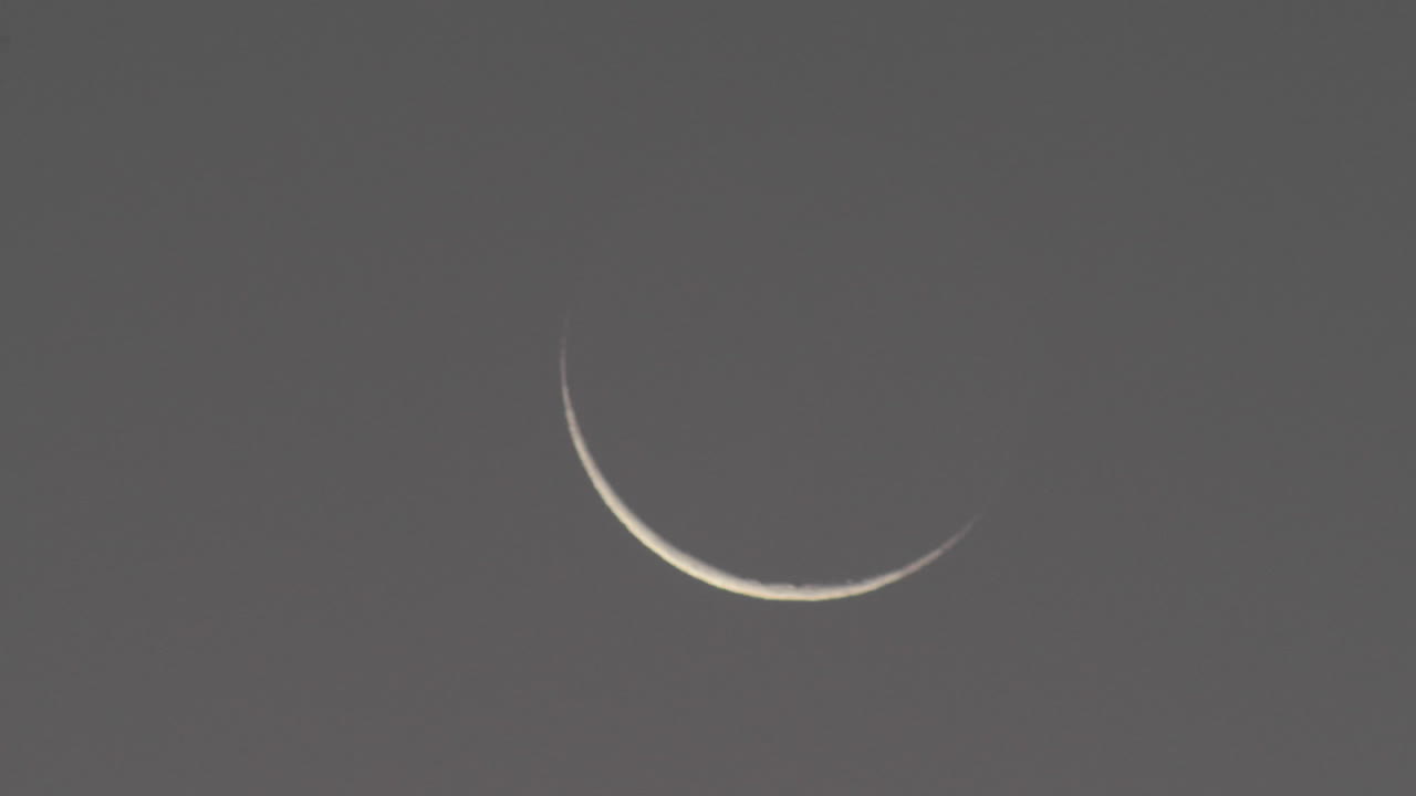 lapso de tiempo de primer plano de la puesta de luna creciente menguante sobre oak view california