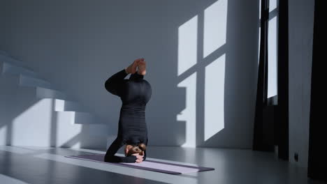 mujer practicando yoga en un estudio