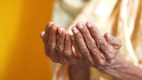 manos de ancianos en oración