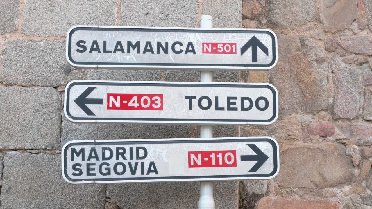 스페인 의 마드리드, 세고비아, 톨레도, 살라만카 도시 들 으로 가는 길 을 알려 주는 방향 표지판