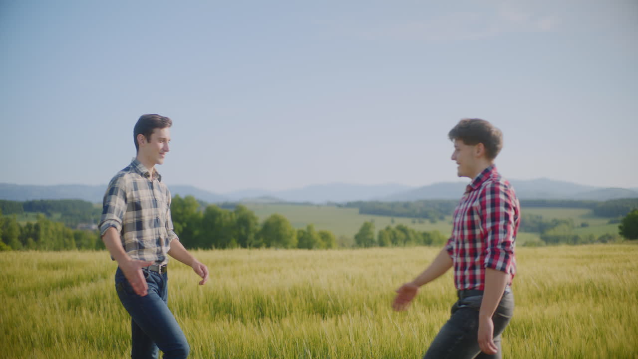 농부 들 이 밀 에서 손을 흔들고 있다