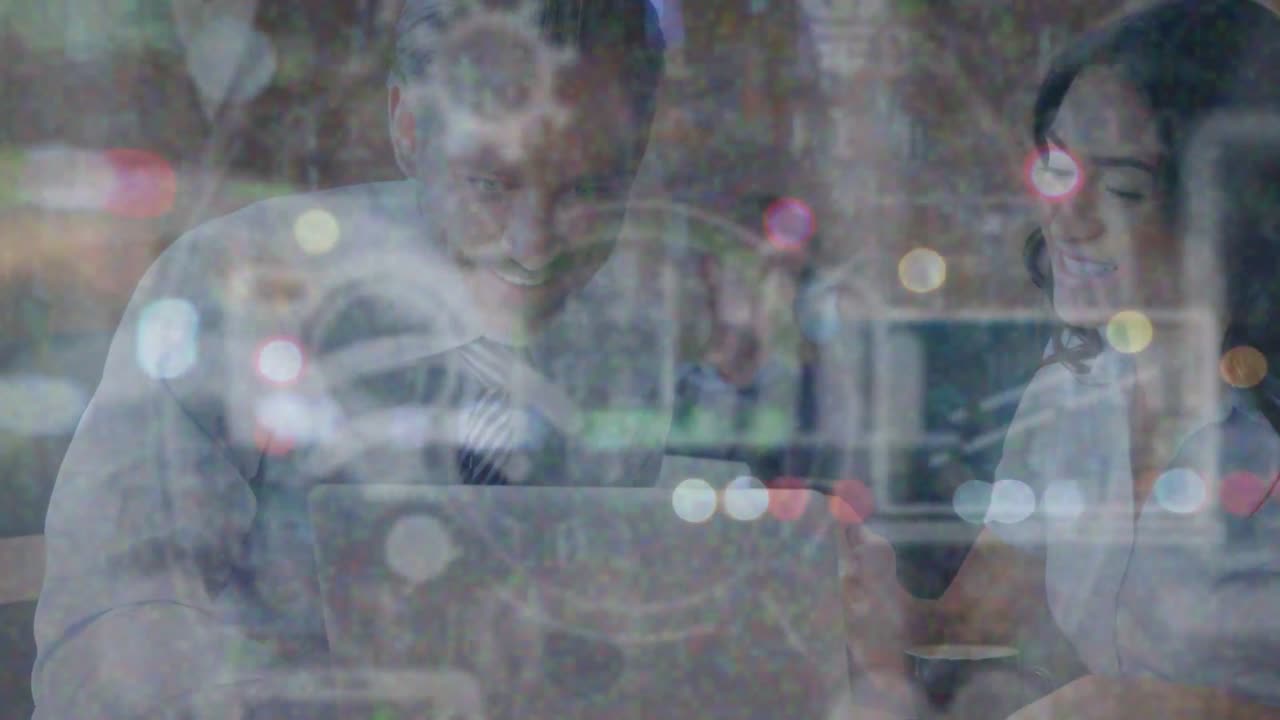 컴퓨터 아이콘의 애니메이션과 노란색 렌즈 플레어가 노트북을 통해 논의하는 백인 동료들 위에