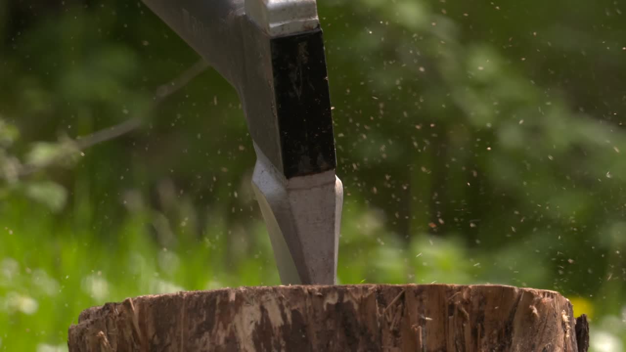 도끼로 통나무 쪼개기 슬로모 클로즈업