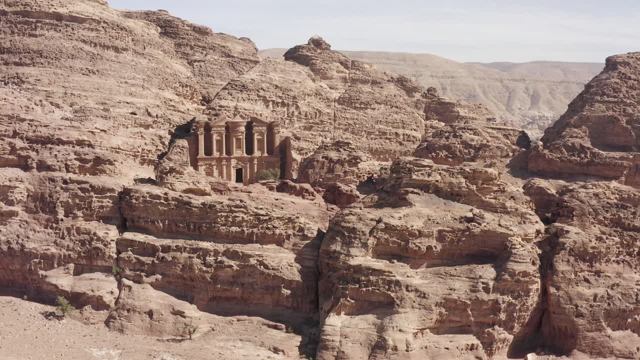 petra jordania monasterio avión no tripulado aéreo que establece la historia de oriente medio beduino jordano wadi ron turistas camellos burro