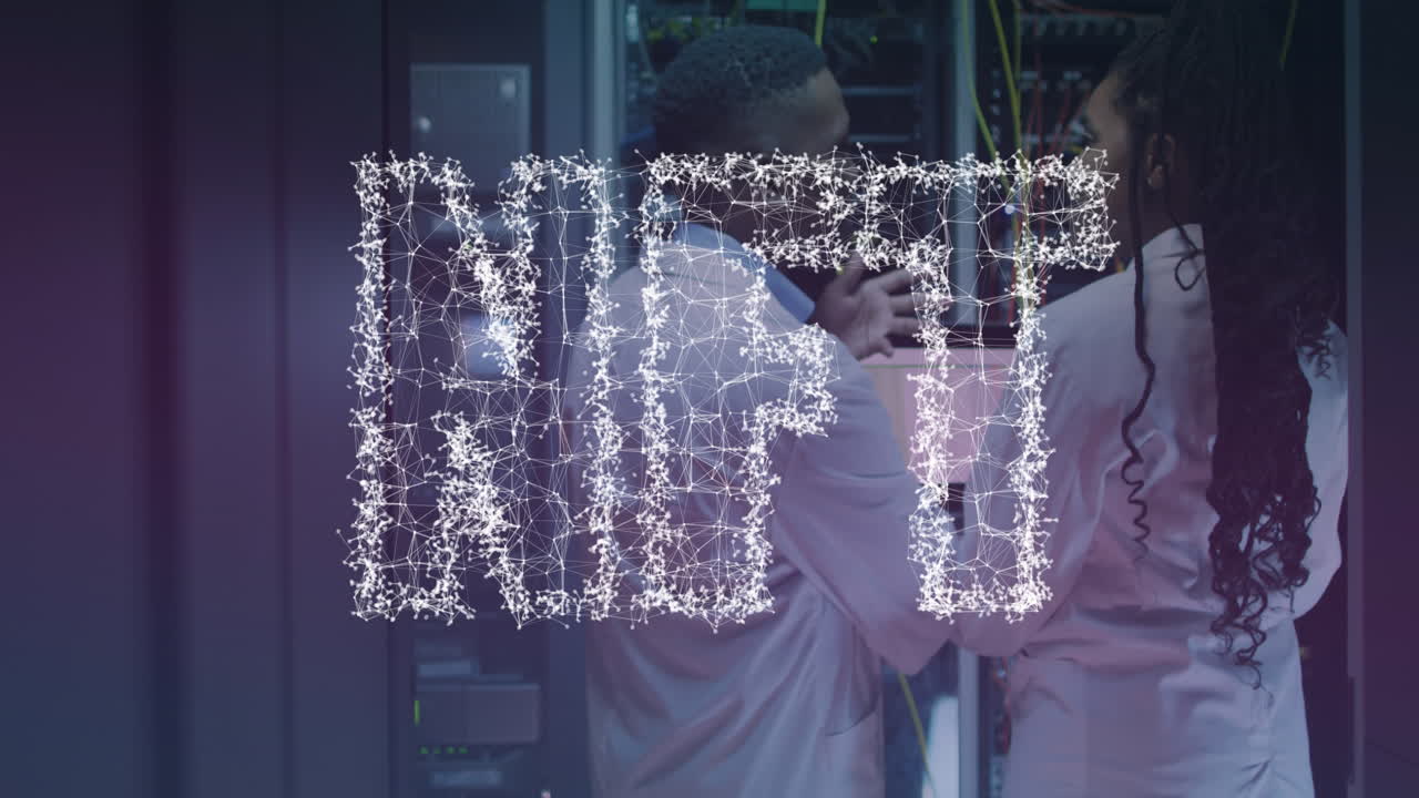 анимация текста nft над афроамериканскими рабочими в серверной комнате