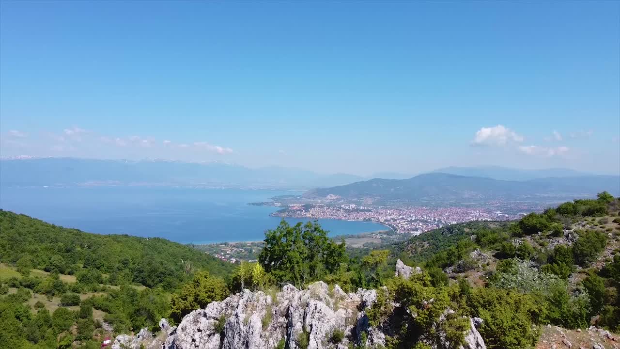 푸른 깨끗한 호수 무인 항공기 공개 샷에 해안 도시의 아름다운 광경