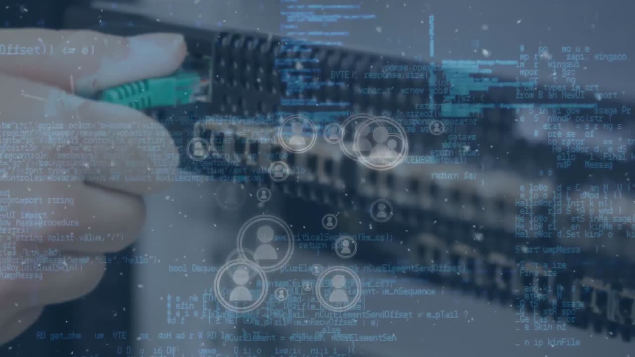 아이콘의 애니메이션과 데이터 처리 서버 방에서 백인 남자의 손을 통해