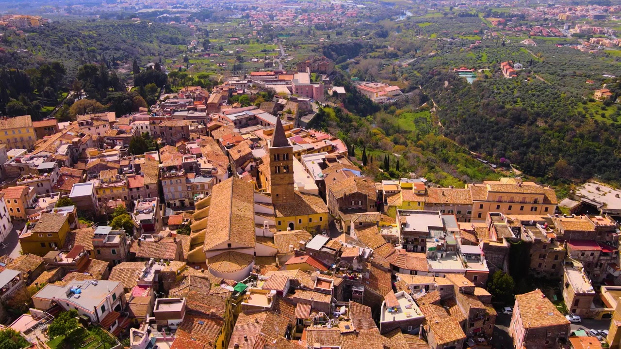 Toma de dron volando sobre la ciudad de Tívoli, Italia.