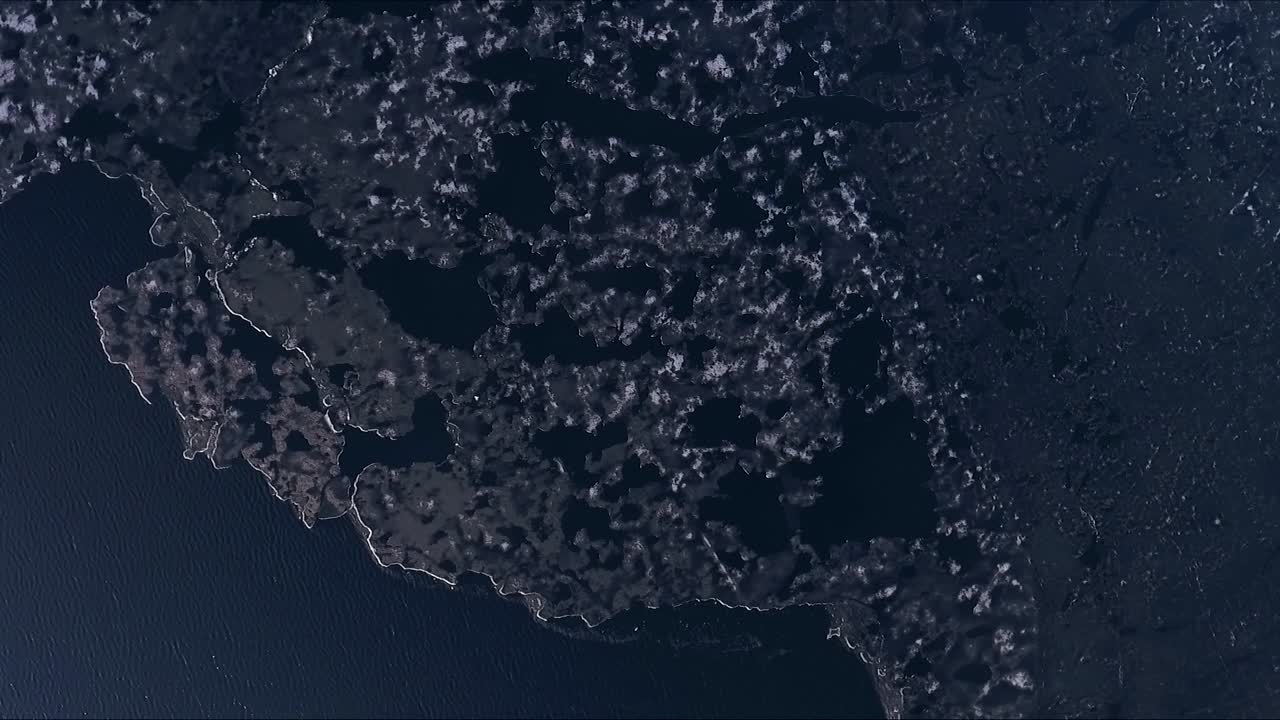 hielo en el lago derritiéndose durante la primavera