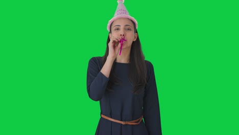 chica india feliz celebrando su cumpleaños pantalla verde