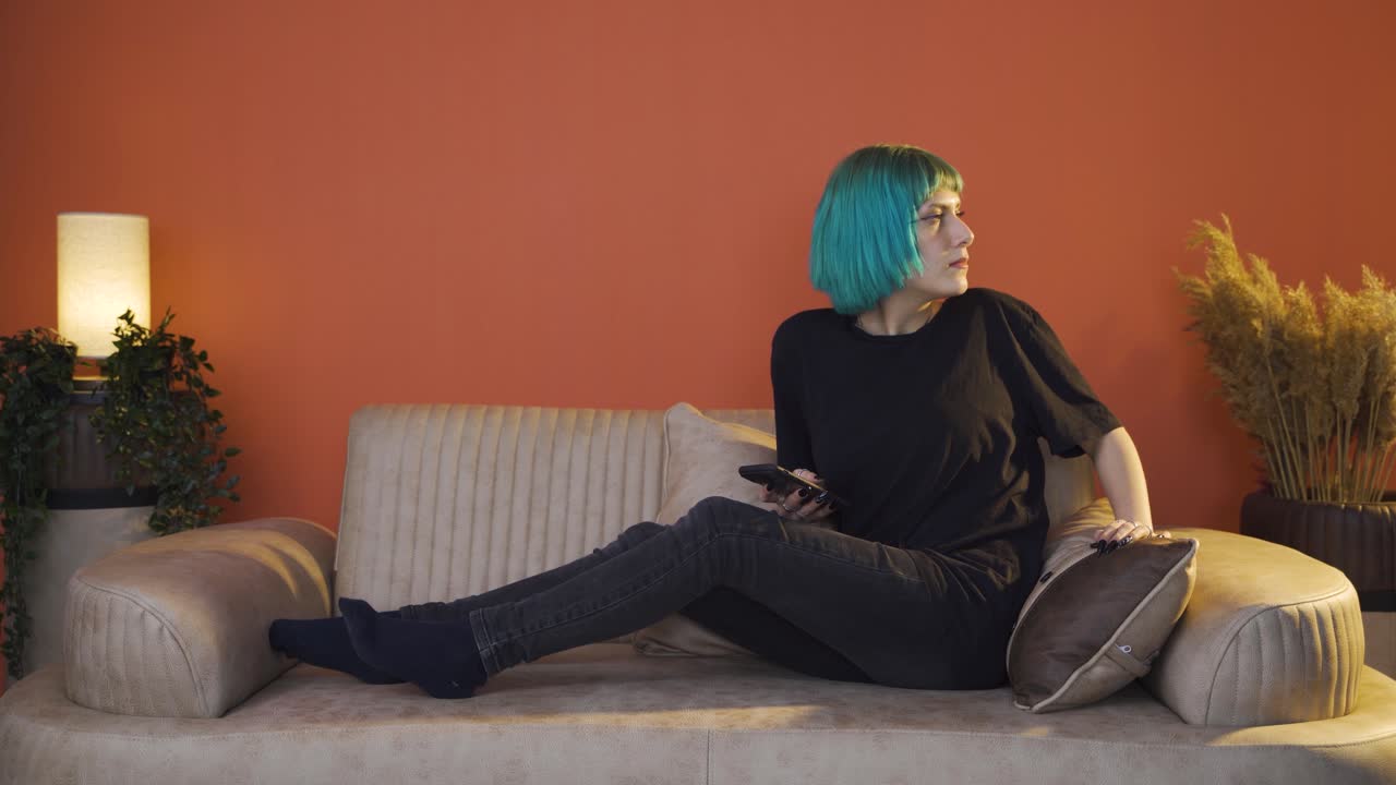 두려움으로 주위를 둘러보는 젊은 여성.