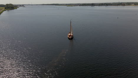 Inspirierende-Luft-Eines-Bootes,-Das-Langsam-über-Das-Meer-Segelt