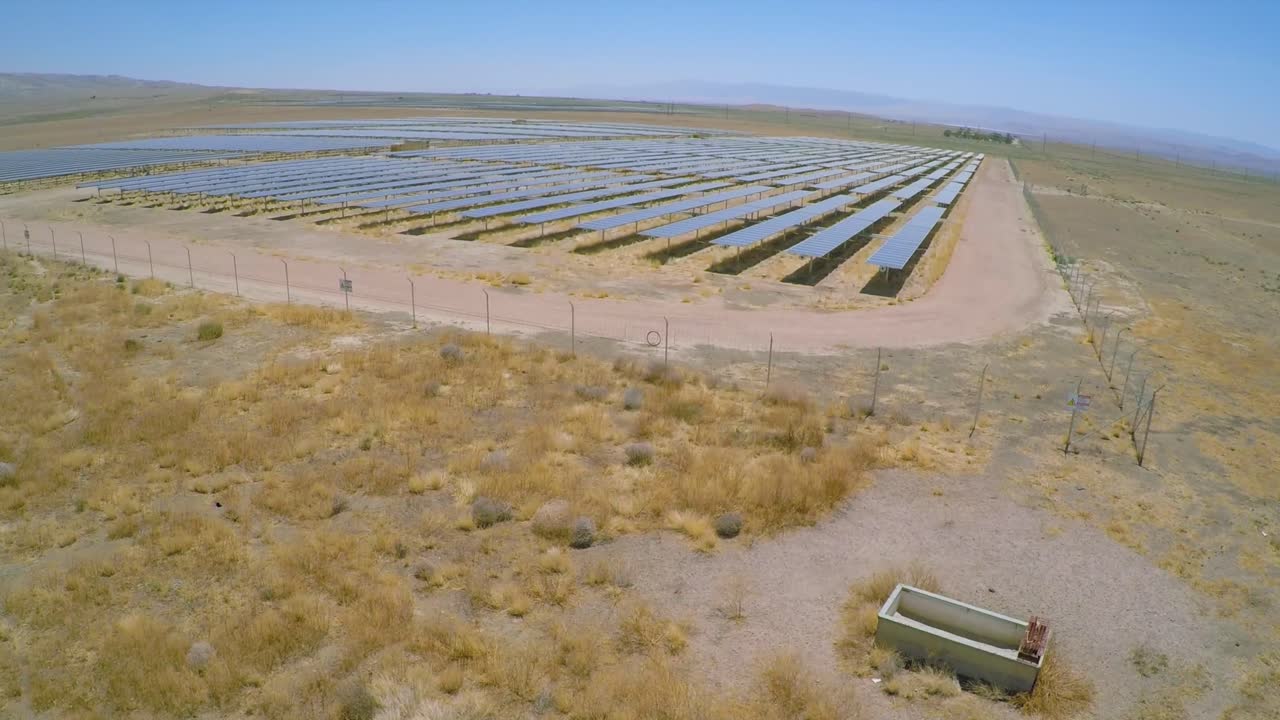 antena sobre una gran granja de paneles solares en el desierto de california 2