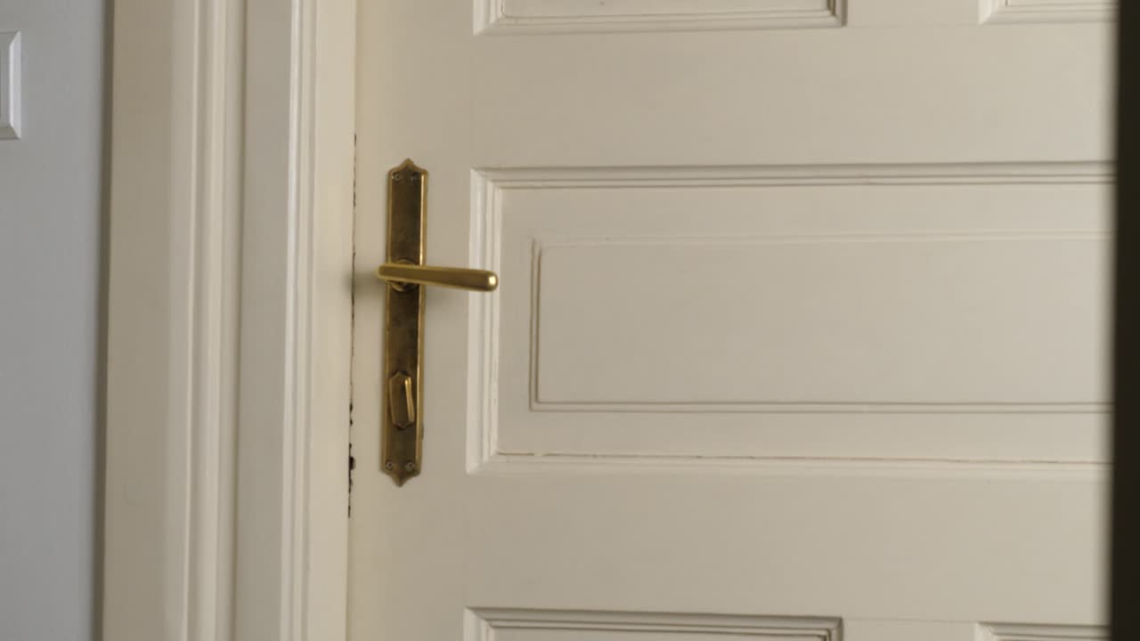 hombre en vaqueros corre en trabajado sosteniendo su trasero, cerrar la puerta