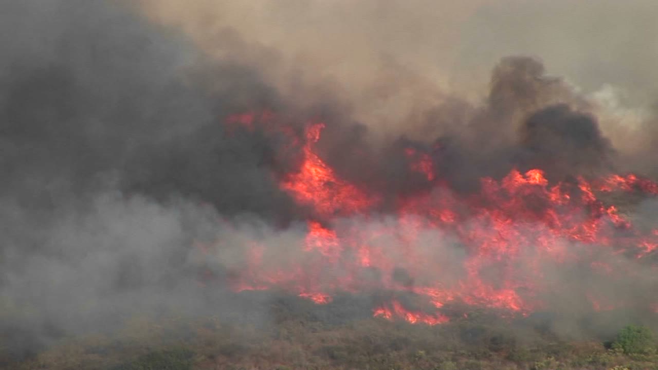 tiro largo de incendios forestales humeantes que arden en el sur de california
