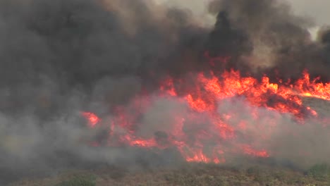 tiro largo de incendios forestales humeantes que arden en el sur de california