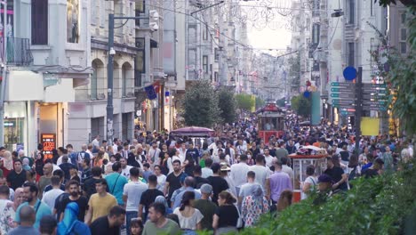 multitud de personas caminando por la calle. timelapse. calle istiklal de estambul.