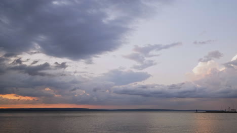 Zeitraffer-Eines-Wunderschönen-Sonnenuntergangs-Mit-Ziehenden-Wolken-über-Einem-Großen-See