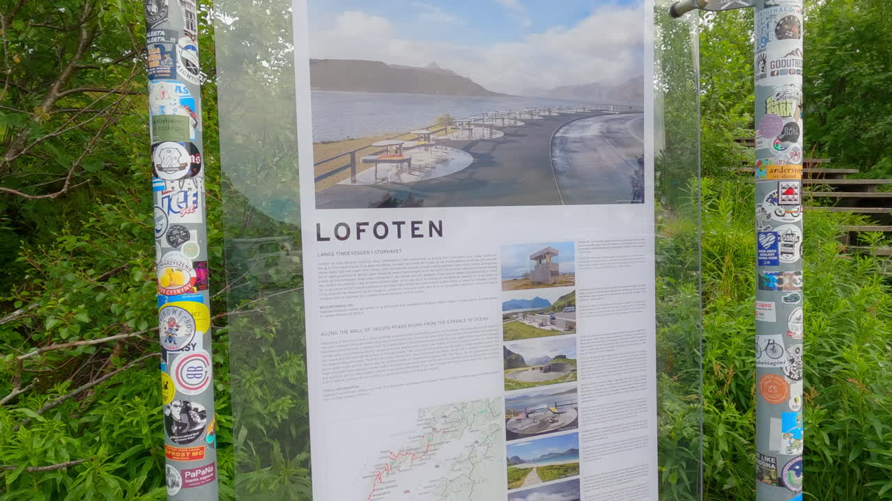 primer plano de un cartel con información sobre la pintoresca zona de descanso en la isla de lofoten