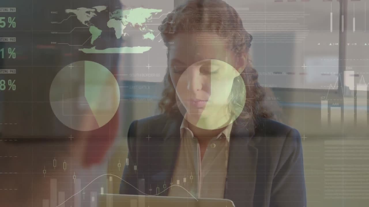 animación del procesamiento de datos financieros sobre una mujer de negocios caucásica en el cargo