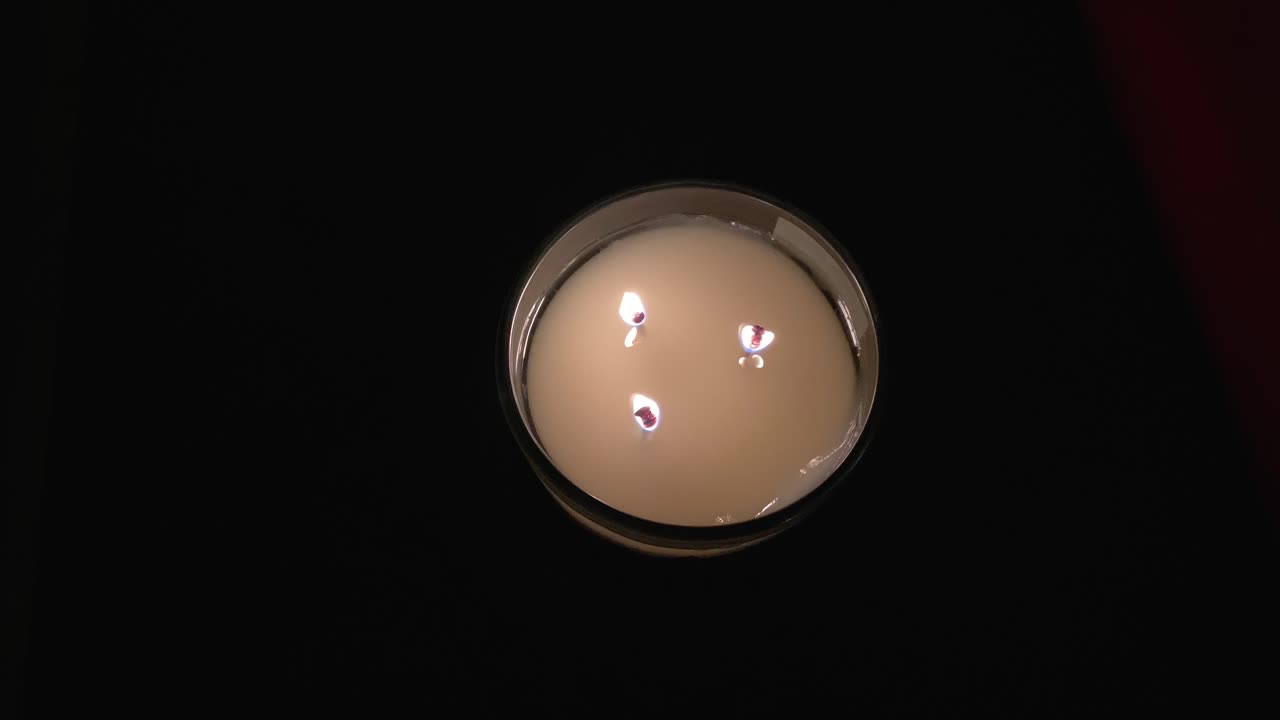 Spegnere contemporaneamente le tre candele accese al buio pregando per portare pace e speranza al mondo