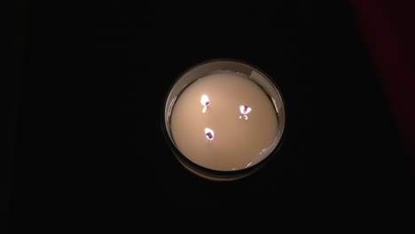 soplando las tres velas encendidas al mismo tiempo en la oscuridad orando para traer paz y esperanza al mundo.