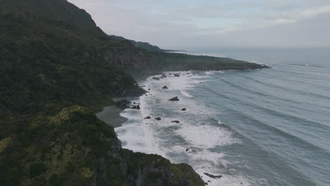 paisaje costero con olas y acantilados